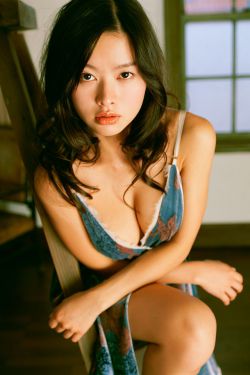 美女挤奶